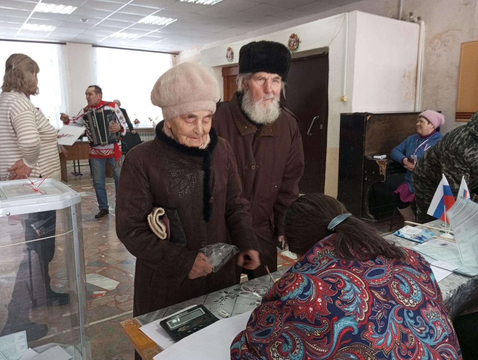 Пожилые жители Чувашии голосуют под чувашские песни и танцы — Чувашинформ.рф